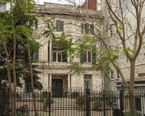 Camdaki Kız-Dizi Dekorasyon